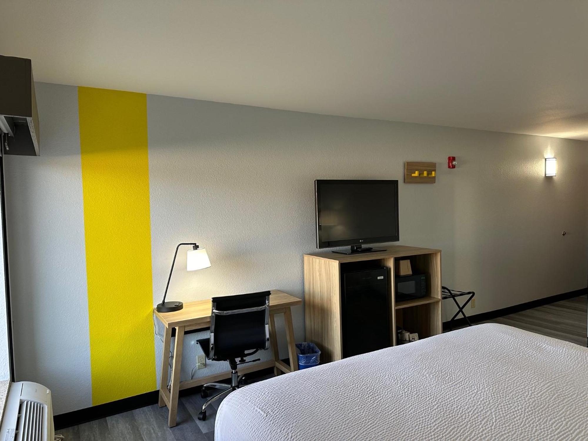 Super 8 By Wyndham Alexandria La Hotel Exterior foto